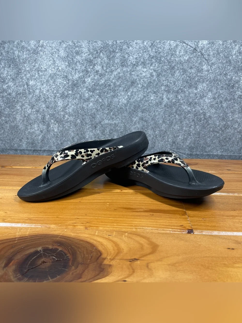 OOFOS OOlala Luxe WOMENS SIZE 8 Leopard Recovery Sandals Black Thong Flip Flops